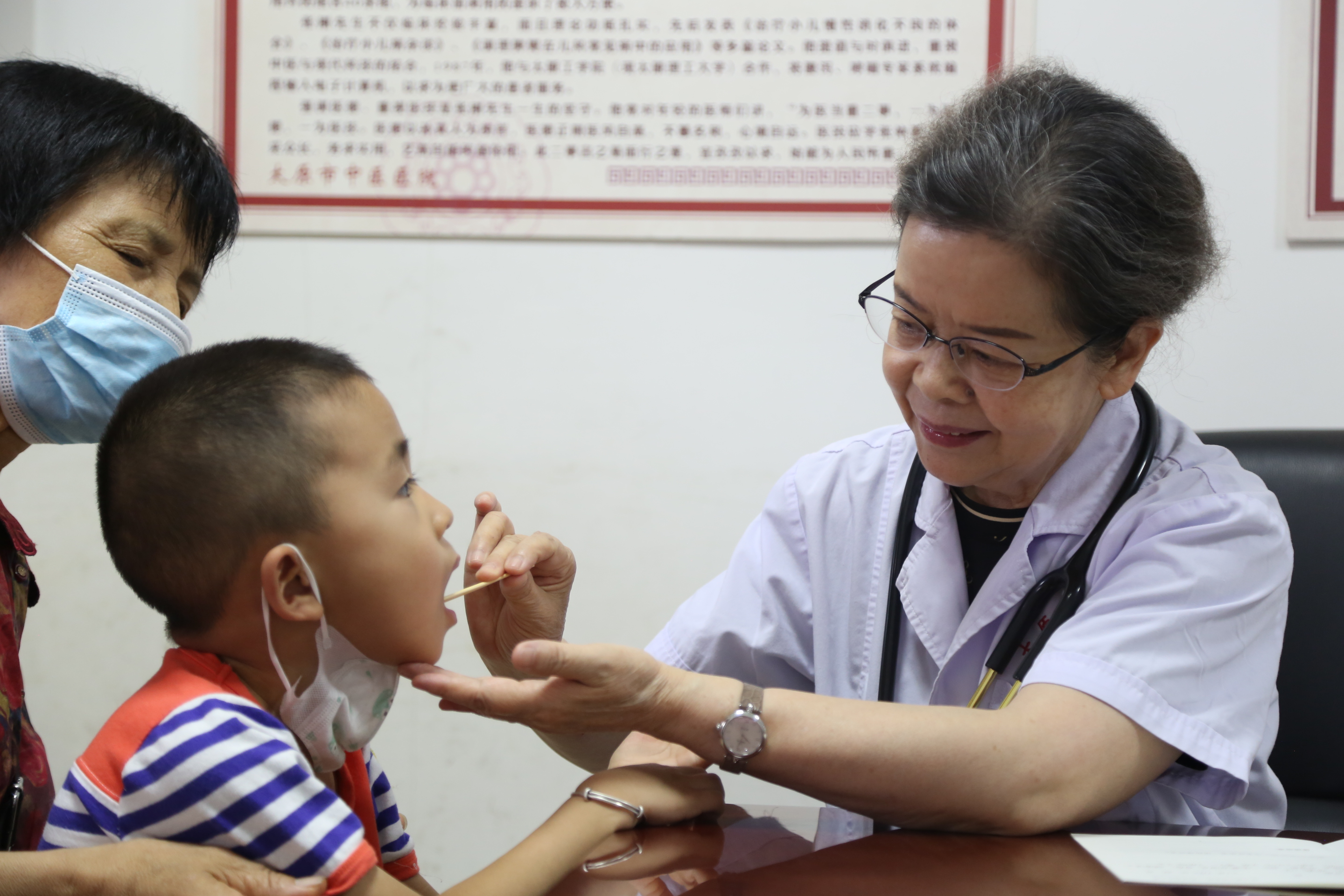 李玉蘭為患兒診治。圖片由太原市衛(wèi)健委提供